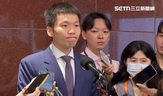 傳想請辭運動部長?!在《夢想前場:李洋》書中,李洋說:人生只做不後悔的決定。「擇己所愛,愛己所選。」、「全力以赴」兩句話感動百萬人。(圖/翻攝畫面)