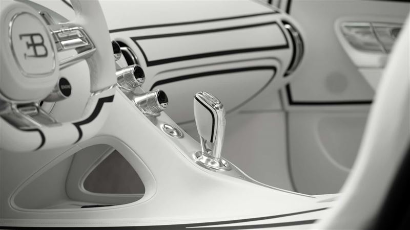換檔桿、揚聲器飾罩與扶手同樣以瓷器呈現。(圖/翻攝Bugatti網站)