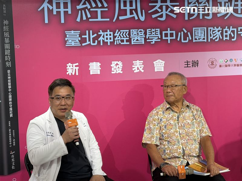 台北神經醫學中心行政副院長林乾閔(左)與乖乖前董事長廖清輝(右)。(圖/記者蔣季容攝影)