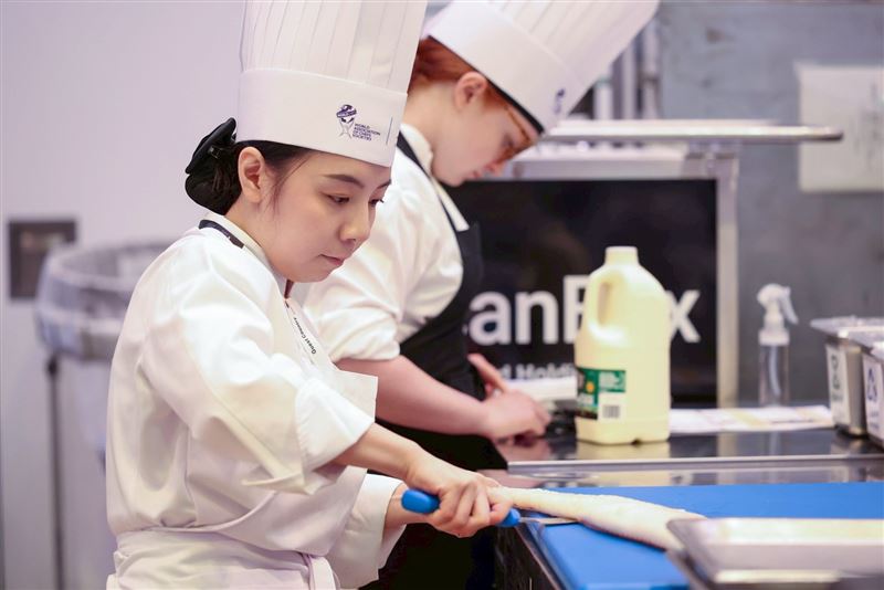 宏國德霖科技大學洪以萱，申請新北市青年綜合發展補助計畫，赴英國參加「2026世界青年廚神挑戰賽」勇奪大獎。（圖／新北青年局提供）