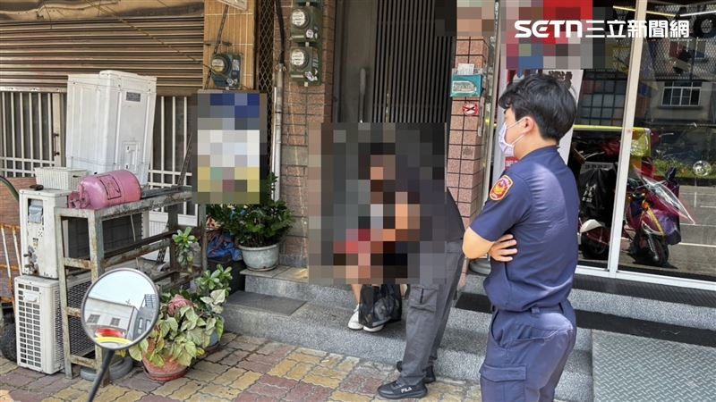女兒見到父親死亡多時,嚇壞久久無法自己。(圖/翻攝畫面)
