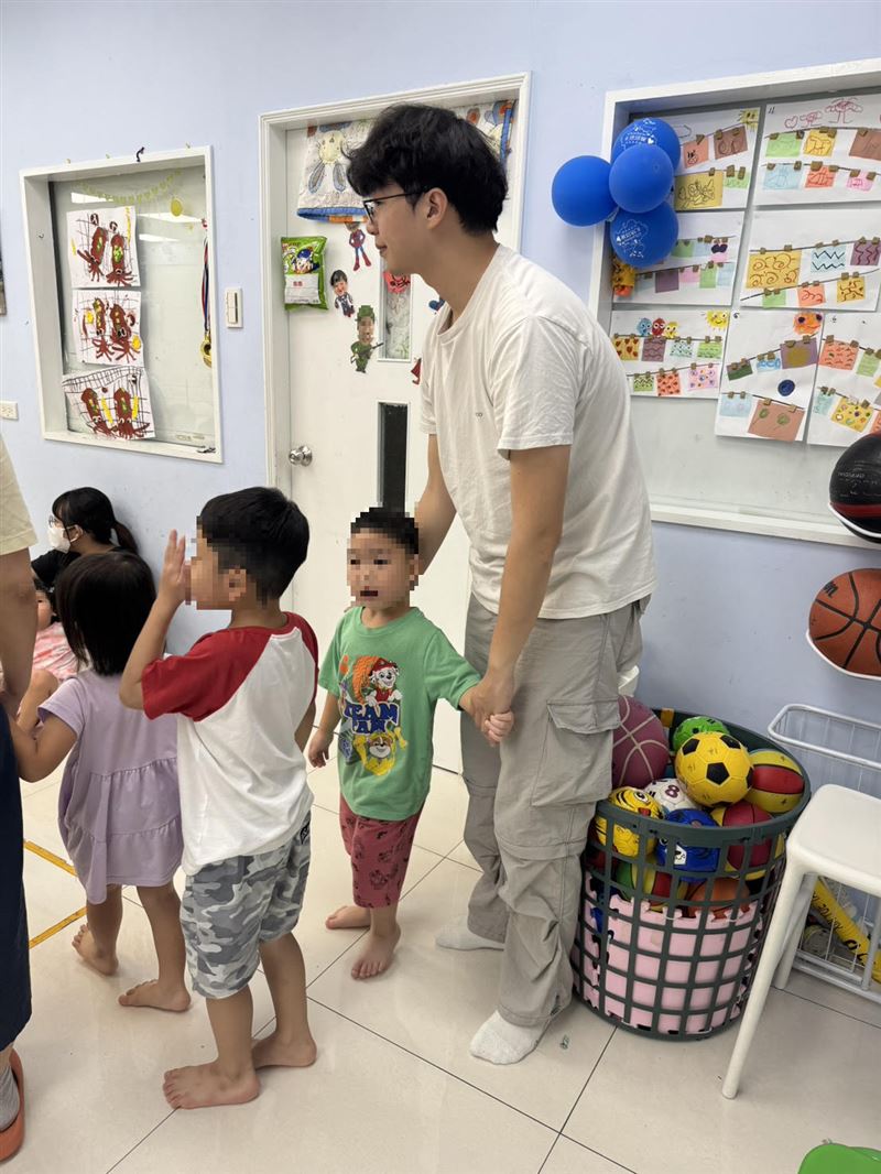 天河基金會自2019年起推動「青力親為・千萬祝福」服務學習獎勵計畫,鼓勵這群肩負學貸壓力的青年投入志工服務,只要符合申請資格,便有機會領取16,000元獎勵金。(圖/天河基金會提供)
