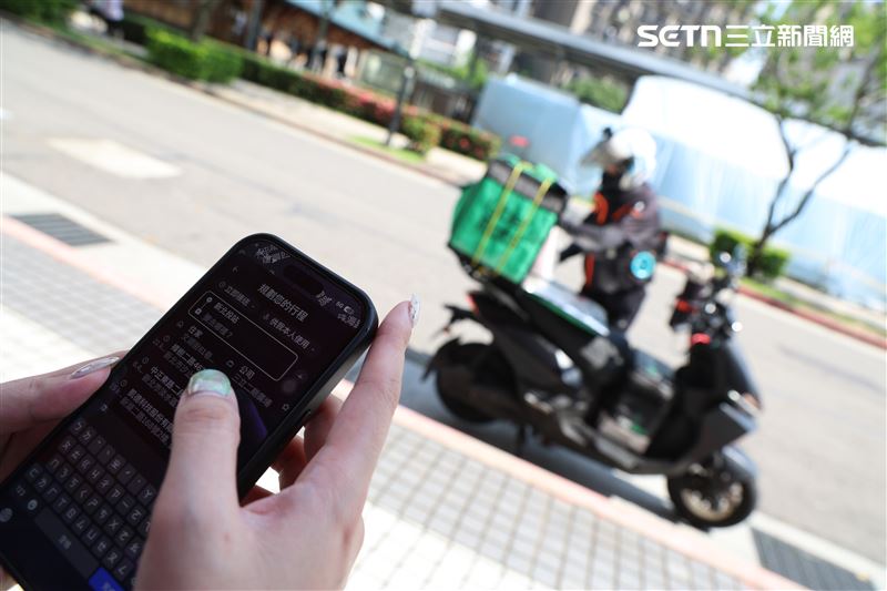 Uber看準北投獨有的「機車阿北」文化潛力,今年7月推出「機車載客」試辦服務,然而,根據現行《公路法》及相關規定,機車根本不在合法營業載客的範疇內,不僅試辦一個月就退場還慘吞70萬元罰單(圖/記者李育道攝影)