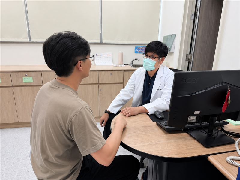 楊孟凡醫師提醒，長期職場壓力可能逐漸侵蝕心理健康，建議及早尋求專業協助。（圖／光田醫院提供）