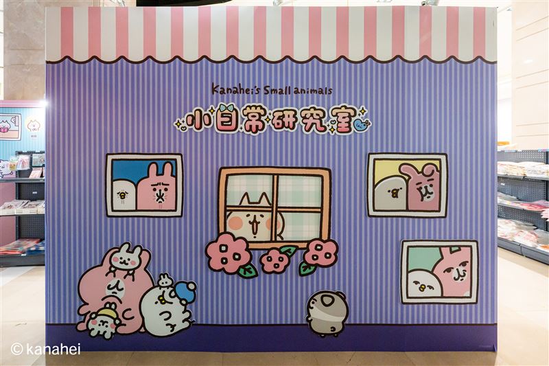 卡娜赫拉的小動物《小日常研究室》快閃店7/1-8/31進駐台南新光三越新天地。圖為打卡點-窗邊日常。（圖／主辦單位提供）