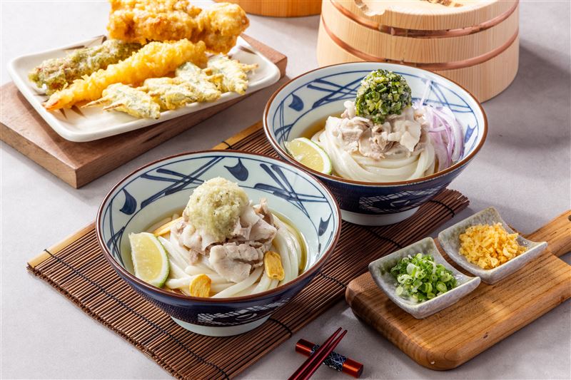 丸亀製麵全新推出檸檬蔥鹽豬肉冷麵，檸檬蒜鹽豬肉冷麵。(圖／丸亀製麵提供）