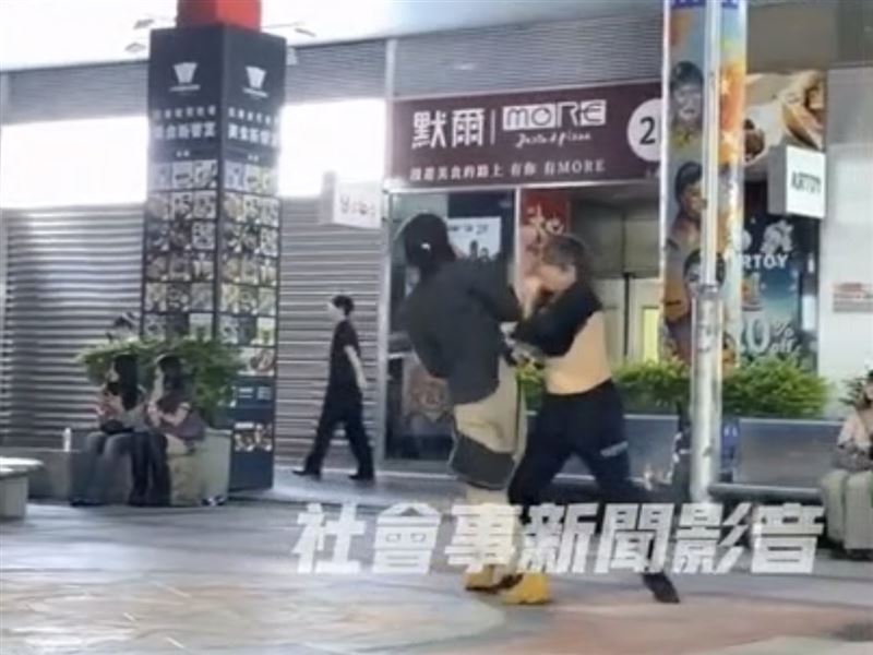 台北市信義區信義威秀廣場今（1日）清晨有兩名男子爆發肢體衝突。（圖／翻攝自社會事新聞影音）