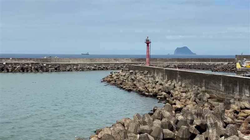 有民眾在萬里漁港發現一具浮屍。（圖／翻攝畫面）