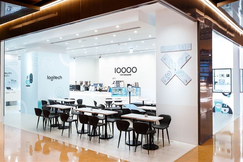 Logitech羅技攜手Ten Thousand Coffee打造期間限定「Logi Caf&eacute; 羅技城市咖啡所」，以品牌視覺結合咖啡廳空間設計，將店內設計為兼具行動辦公情境與打卡亮點的沉浸式聯名體驗空間。（圖／品牌業者提供）
