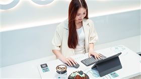 「Logi Café羅技城市咖啡所」現場打造品牌打卡牆，邀消費者感受城市行動辦公的慢享高效氛圍。（圖／品牌業者提供）