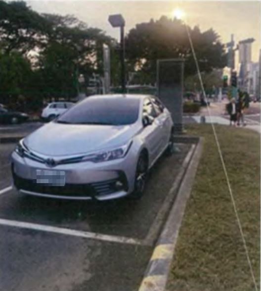 星巴克喝咖啡愛車卻「破相」，停車場除草碎石狂噴，判決出爐星巴克要賠逾5.6萬。（圖／翻攝畫面）