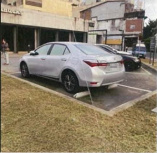 星巴克喝咖啡愛車卻「破相」，停車場除草碎石狂噴，判決出爐星巴克要賠逾5.6萬。（圖／翻攝畫面）