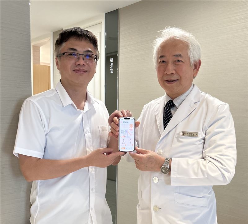 呂紹睿(右)攜手林彥呈(左)及智慧科技團隊,共同研發「智慧護膝3+3 APP」。(圖/醫者診所提供)