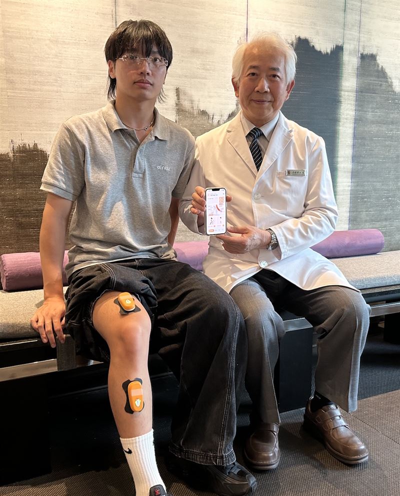 「智慧護膝3+3 APP」結合智慧穿戴感測技術,可即時監測使用者步態、膝關節活動及行走狀況。(圖/醫者診所提供)