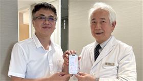 呂紹睿（右）攜手林彥呈（左）及智慧科技團隊，共同研發「智慧護膝3+3 APP」。（圖／醫者診所提供）