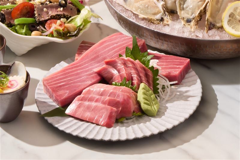 「黑鮪魚生魚片」在探索廚房與十二廚皆可以品嚐得到。（圖／飯店旅宿業者提供）
