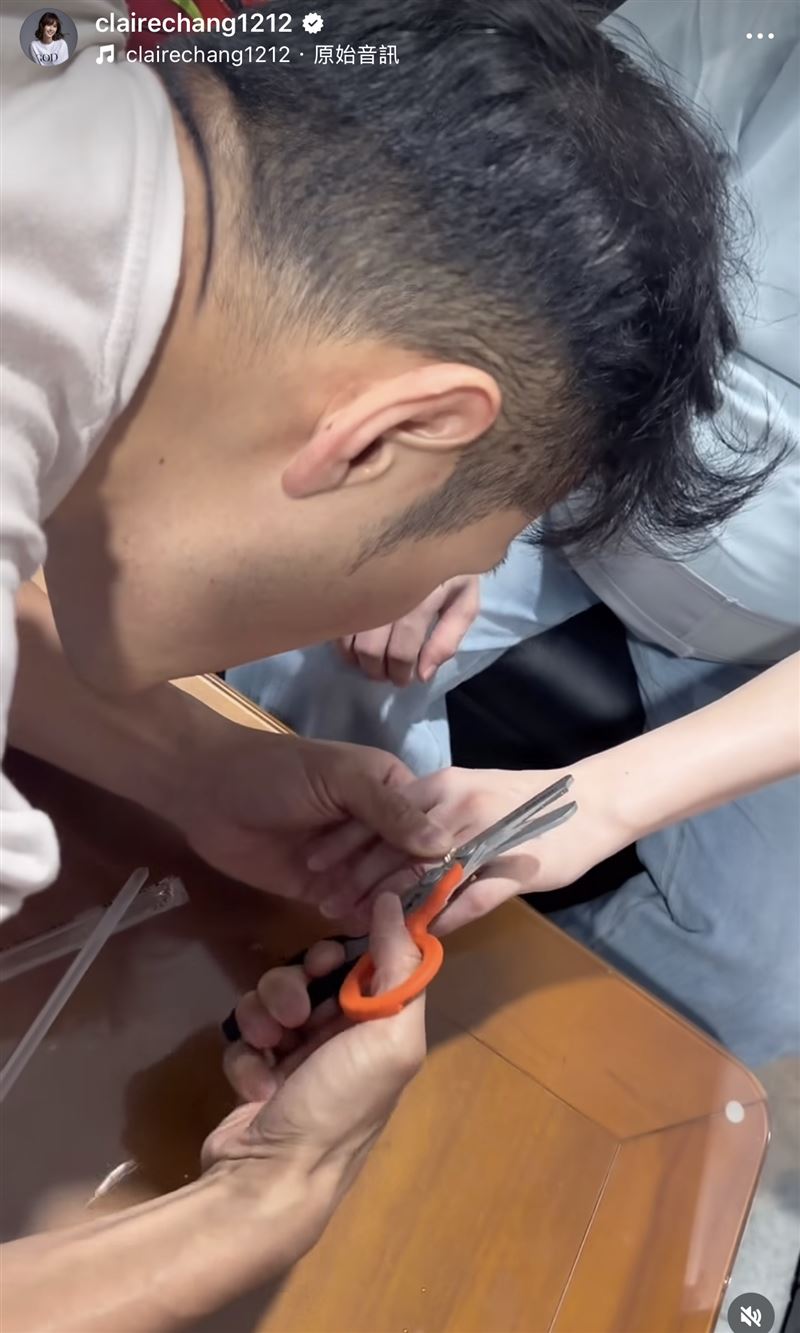 消防員替張晏塵剪掉婚戒。(圖/翻攝自IG)
