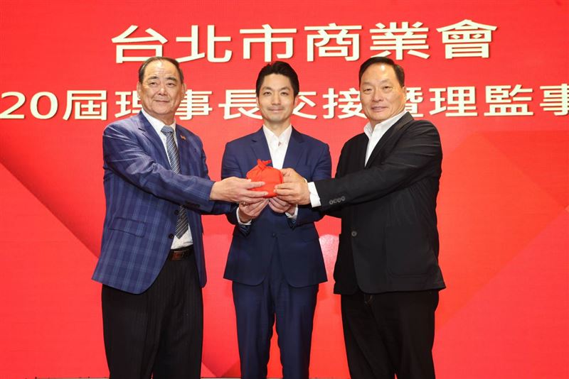 台北市商業會完成第20屆理監事改選，由台北市長蔣萬安（中）監交，前任理事長吳發添（左）交棒東森集團總裁王令麟（右），王令麟高票當選新任理事長。（圖／東森集團提供）