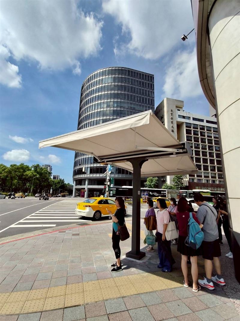 敦化南京路口智慧遮陽傘設置完成（圖／北市新工處提供）