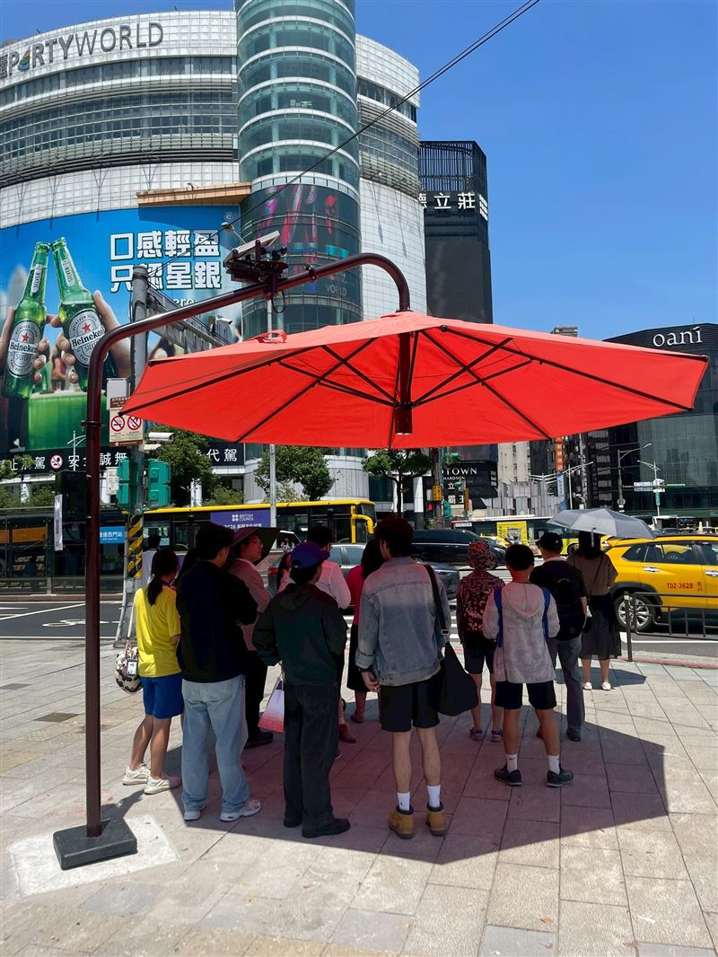 中華成都路口智慧遮陽傘設置完成（圖／北市新工處提供）
