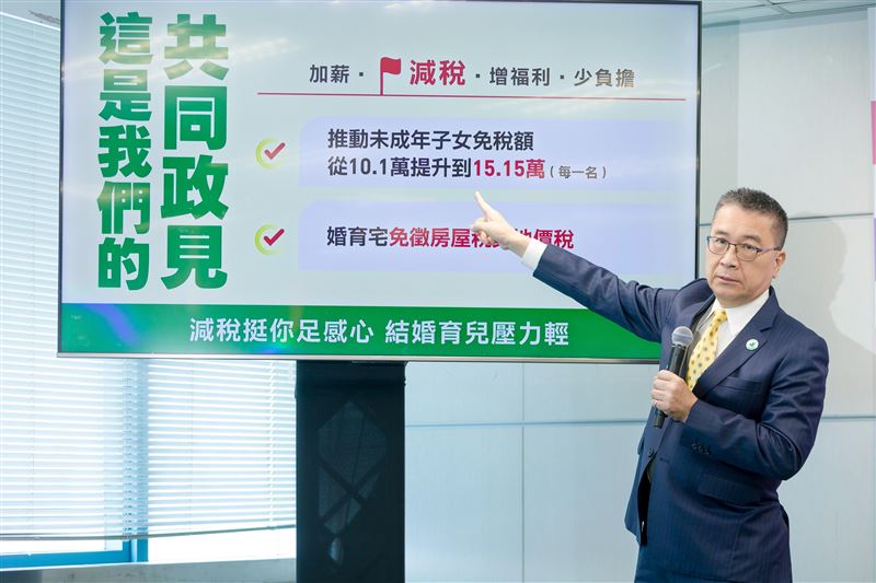 民進黨秘書長徐國勇說明「台灣好⽣活」加薪、減稅、增福利、少負擔四面向政策（圖／民進黨提供）