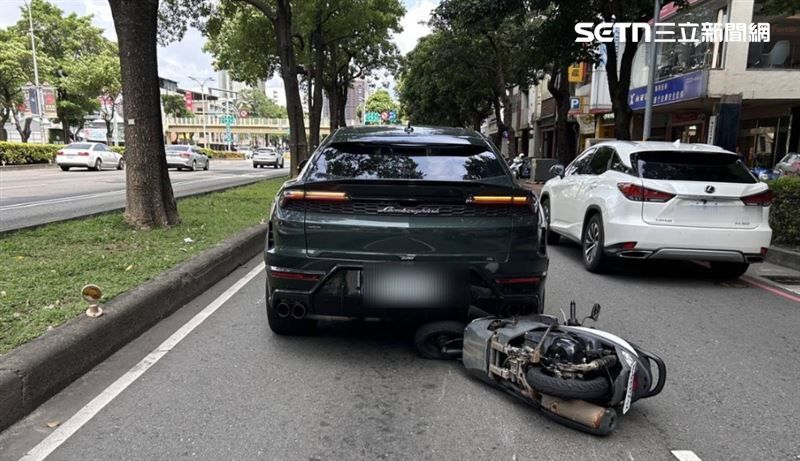 這輛被廖女機車「親吻車尾」的義大利頂級超跑休旅車 Lamborghini Urus，全台新車含選配的領牌價格動輒高達 1300 萬元起跳。(圖/翻攝畫面)