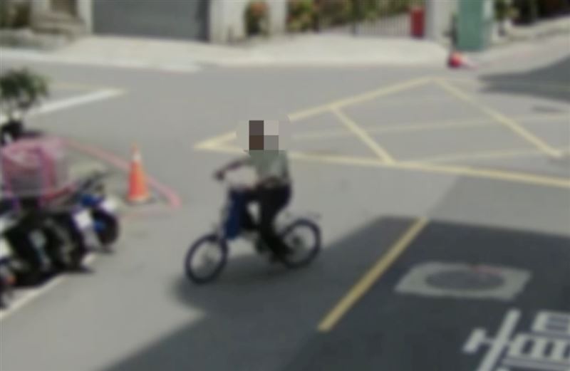 社區保全帶著印有「爆裂物」的紙盒至派出所報案。（圖／翻攝畫面）