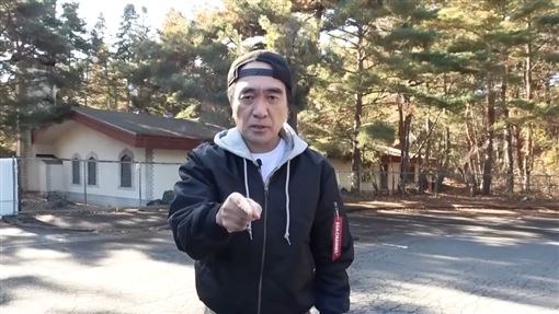 球迷世界盃直播強抱女主持　身分竟是男星