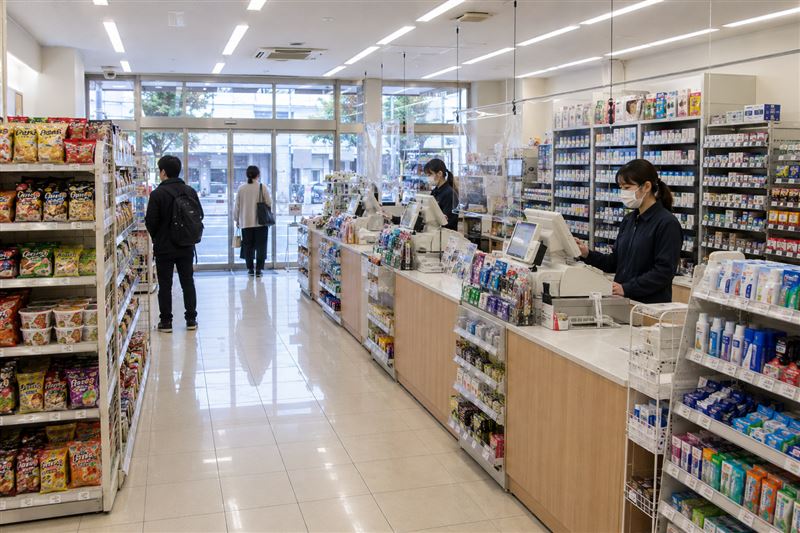 日本超商的外籍店員比例高，日籍作家點出關鍵，此外還須具備「讀空氣」能力。（示意圖／AI製圖）