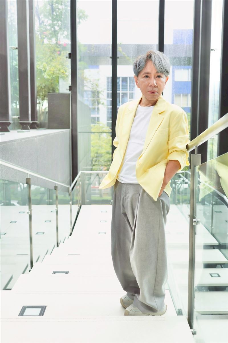 63歲創作歌手梵緯近來推出台語單曲「天命由我」。(圖/記者田俊彥攝影)