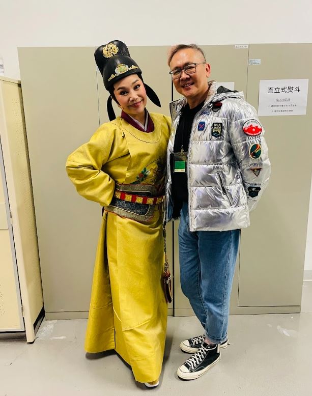 唐美雲與已故Sammy老師的合照。（圖／唐美雲歌仔戲團提供）