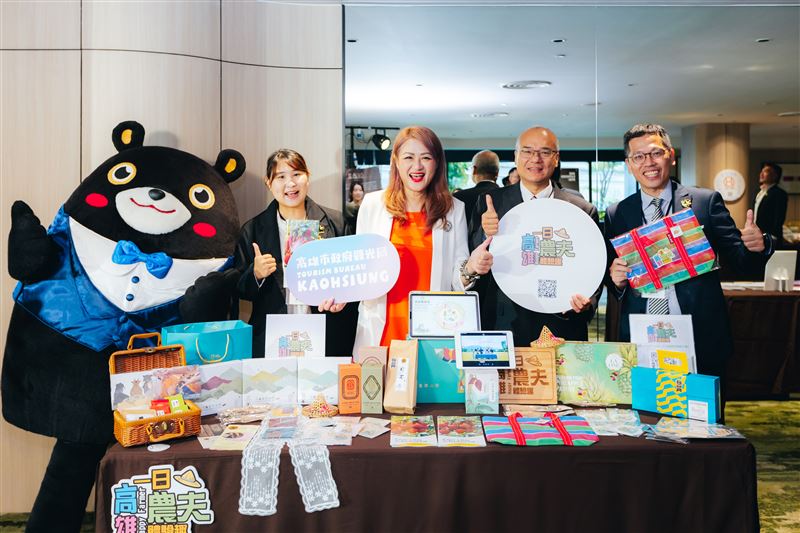 高雄市政府農業局於馬來西亞推廣農村小旅行,現場展示高雄農村特色遊程及優質農特產品,吸引眾多旅遊業者與媒體關注。(圖/農業局提供)