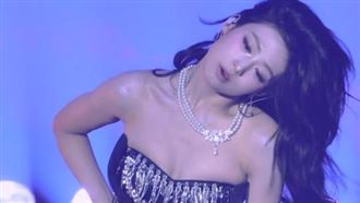 女星馬甲位移險走光撥髮急遮　網怒轟公司