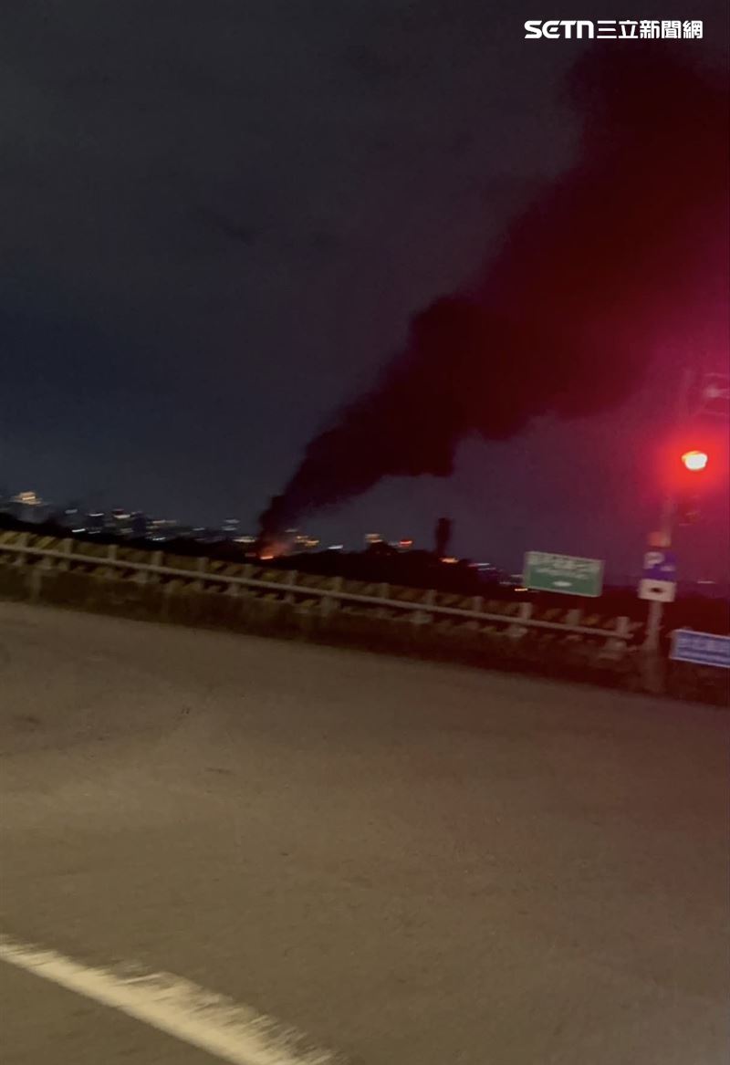 恐怖的巨大火光瞬間照亮社子島夜空,連基隆河對岸遠處都清晰可見。(圖/翻攝畫面)