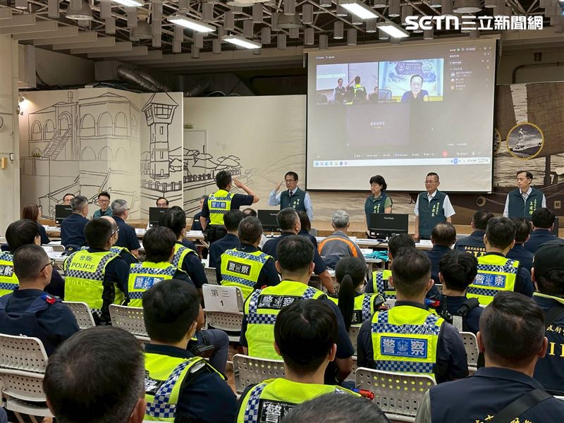 台南警「青春專案」擴大臨檢酒店，直擊小姐排排站「美腿林」現場。（圖／翻攝畫面）