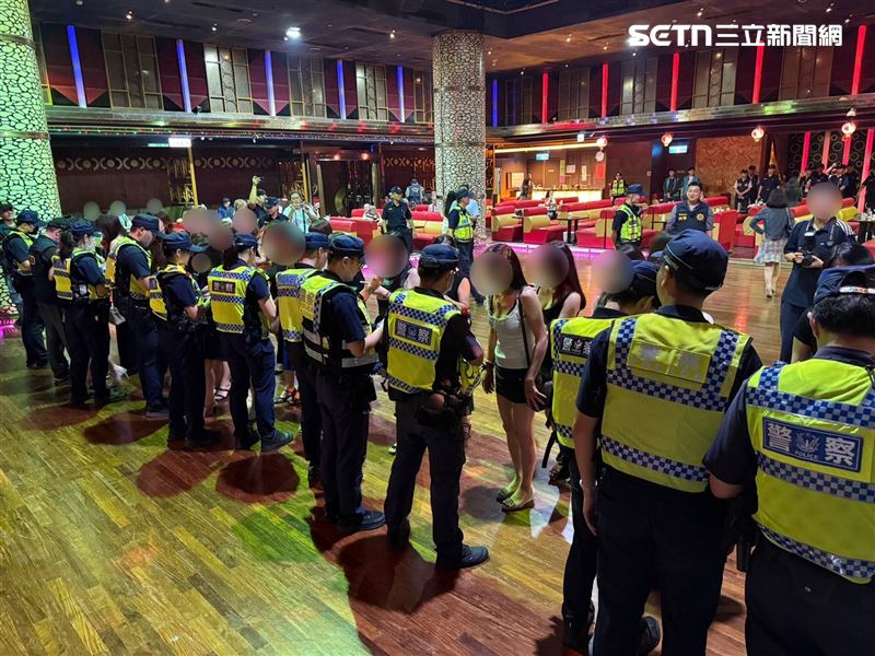台南警「青春專案」擴大臨檢酒店，直擊小姐排排站「美腿林」現場。（圖／翻攝畫面）
