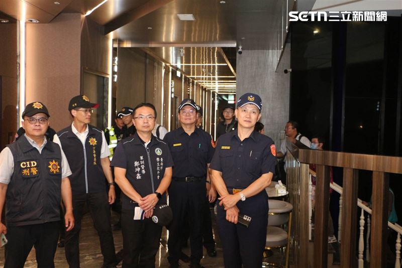 台南警「青春專案」擴大臨檢酒店，直擊小姐排排站「美腿林」現場。（圖／翻攝畫面）