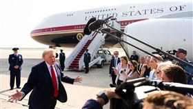 川普（Donald Trump）首次搭乘新版總統專機「空軍一號」（Air Force One），他說自己為此感到「興奮」，並感謝卡達致贈這架豪華專機。（圖／美聯社／達志影像）