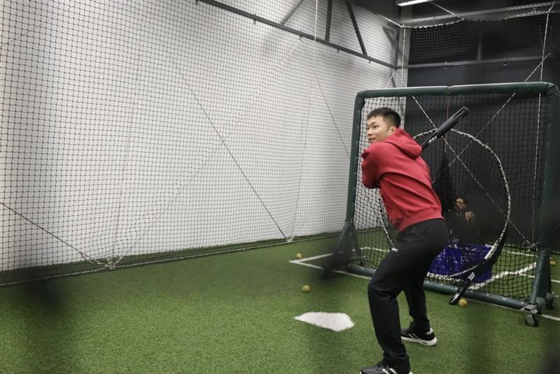運動部長李洋近日瞄準運動團體「低價寄生運動部」亂象並修訂相關規定，明年起只有「特定運動團體」可租用體育聯合辦公大樓。（翻攝李洋臉書）