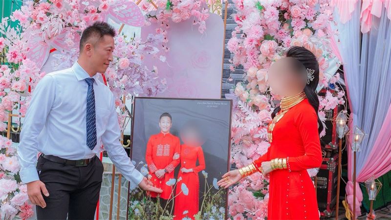 過俊男與越南籍妻子愛情長跑6年多,2023年8月1日在越南薄遼市盛大舉辦戶外婚禮,歷經1年多跑繁瑣流程、克服重重阻礙,終於在2025年4月30日來台完成登記結婚。(圖/翻攝自過俊男妻子臉書)