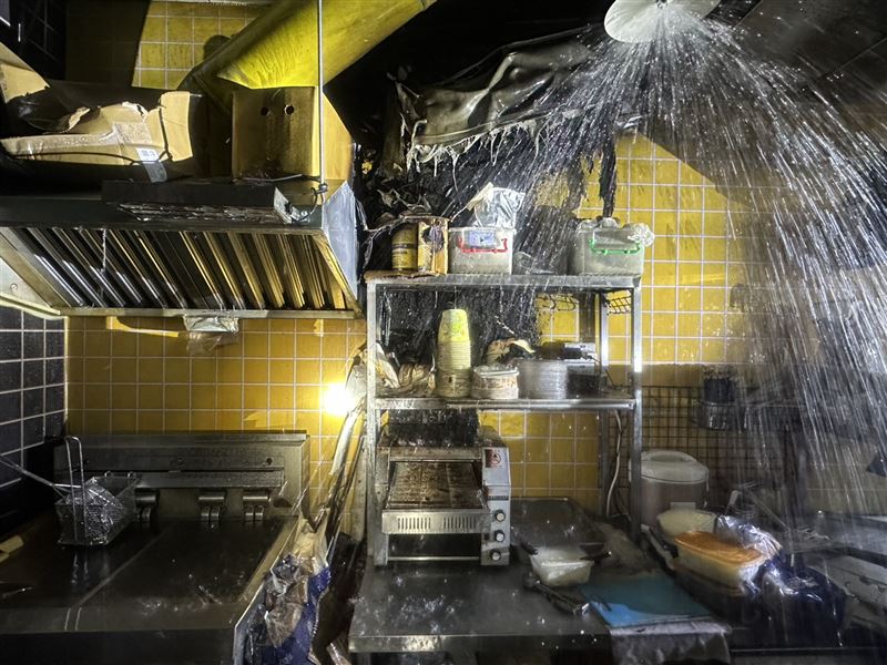 桃園火車站2樓炸雞店火警,觸發灑水系統。(圖/翻攝畫面)