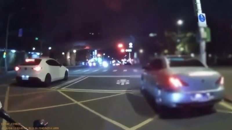 呂女違規將車輛停放於黃網狀格中,遭到警方攔查。(圖/翻攝畫面)