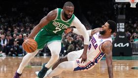 塞爾提克將送出前NBA總決賽最有價值球員布朗（Jaylen Brown），換取76人隊的喬治（Paul George）以及多個選秀權。
（圖／美聯社／達志影像）