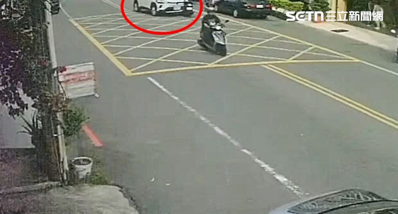 苗栗竹南鎮發生肇逃車禍,騎士遭逆向衝撞傷重不治。(圖/翻攝畫面)