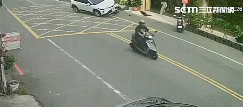 苗栗竹南鎮發生肇逃車禍,騎士遭逆向衝撞傷重不治。(圖/翻攝畫面)