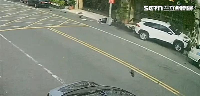 苗栗竹南鎮發生毒駕肇逃車禍,騎士遭逆向衝撞傷重不治。(圖/翻攝畫面)
