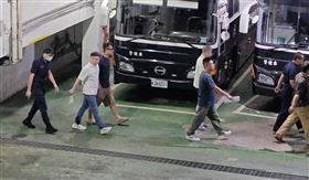 ▲新北市土城分局頂埔派出所警員李金龍（前，灰衣）、「The Hermit隱餐飲集團」負責人鄭淳駿（後，白衣）皆收押禁見。（圖／翻攝畫面）