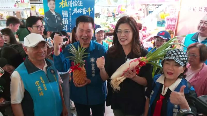 鄭麗文與楊植斗合體掃木柵市場(圖/翻攝畫面)