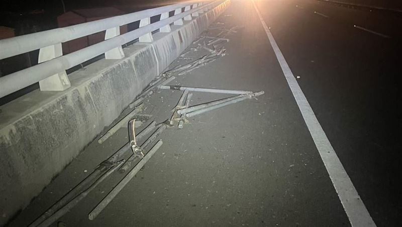 新/台61線凌晨「鐵管掉滿地」6車中招