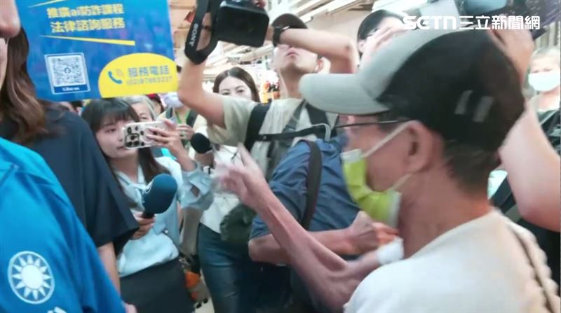 鄭麗文掃街時被阿伯嗆聲「共產黨加油」（圖／翻攝畫面）